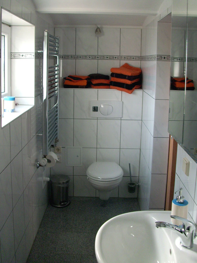 Das geflieste Bad ist ausgestattet mit WC und Dusche