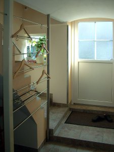 Eingangsbereich mit moderner Garderobe